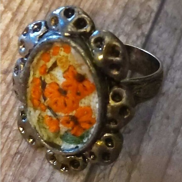 Vintage needle point brooch and matching ring - Picture 9 of 10